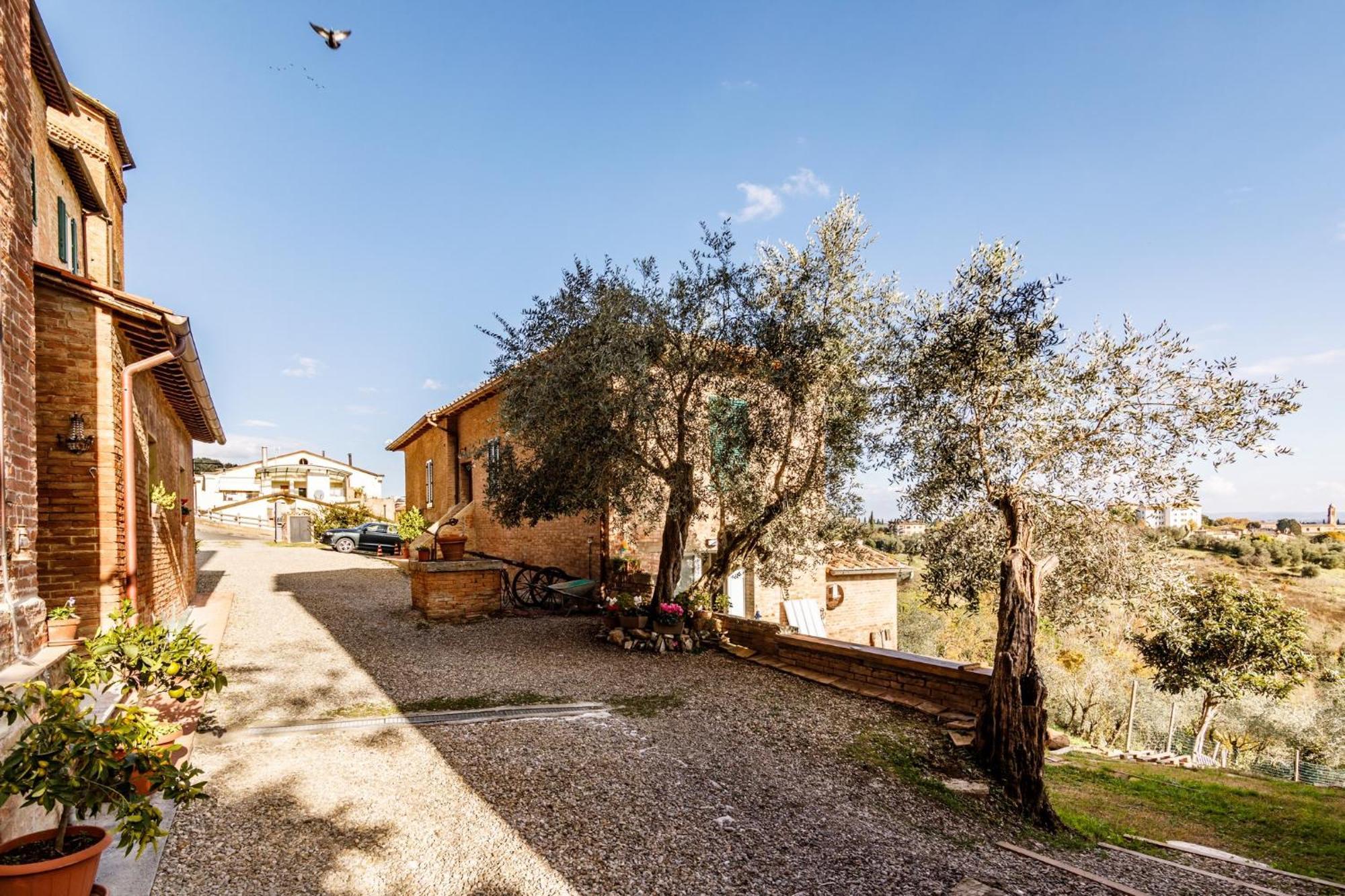 Porta Romana Elegant Apartments With Private Parking! Siena Bagian luar foto