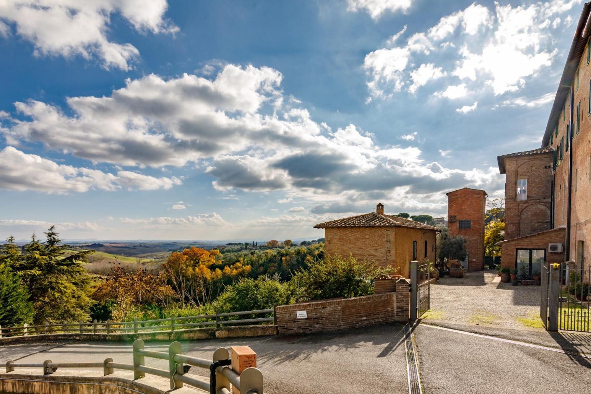 Porta Romana Elegant Apartments With Private Parking! Siena Bagian luar foto